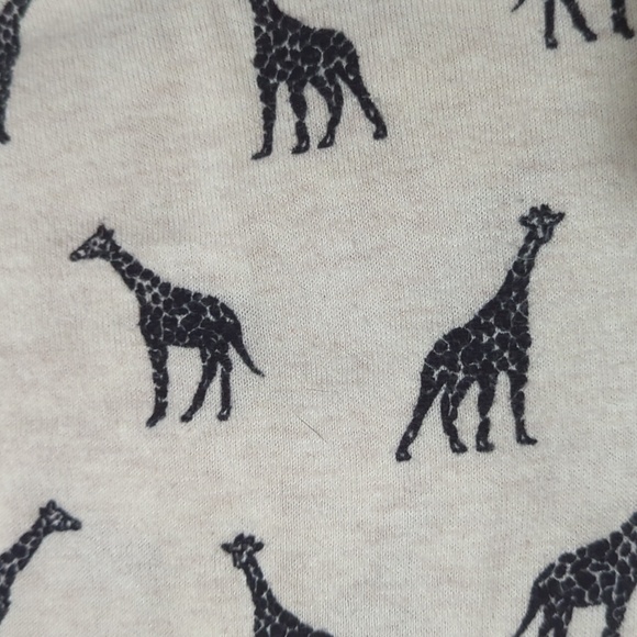 Lightweight knit sweater with Giraffe print - Picture 3 of 4